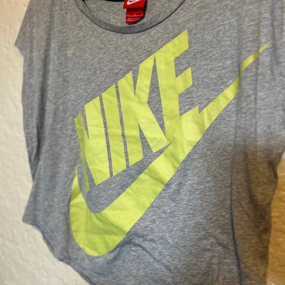 Nike women’s oversized loose fit cutoff sleeveless round hem shirt size medium - Image 6