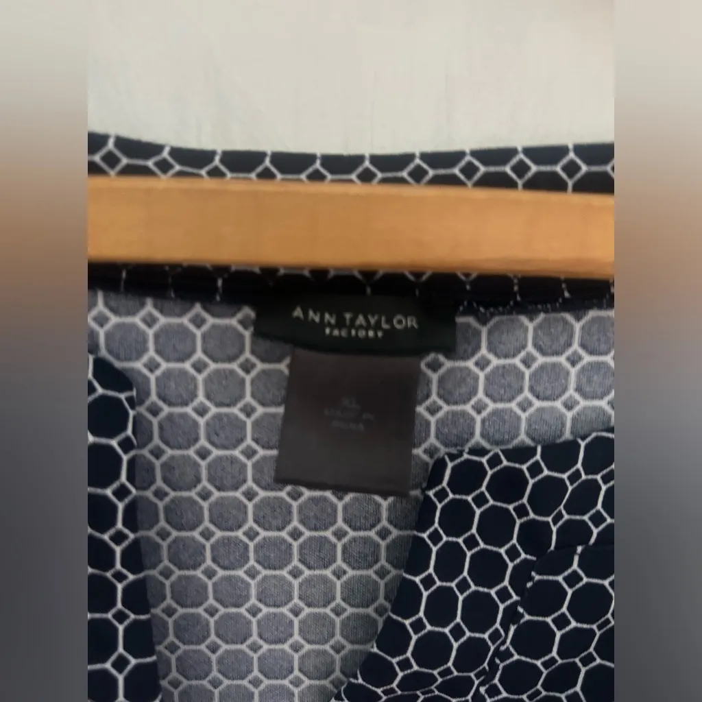 Ann Taylor Factory size XL office top. Blue and white design. Good for summer - Image 7