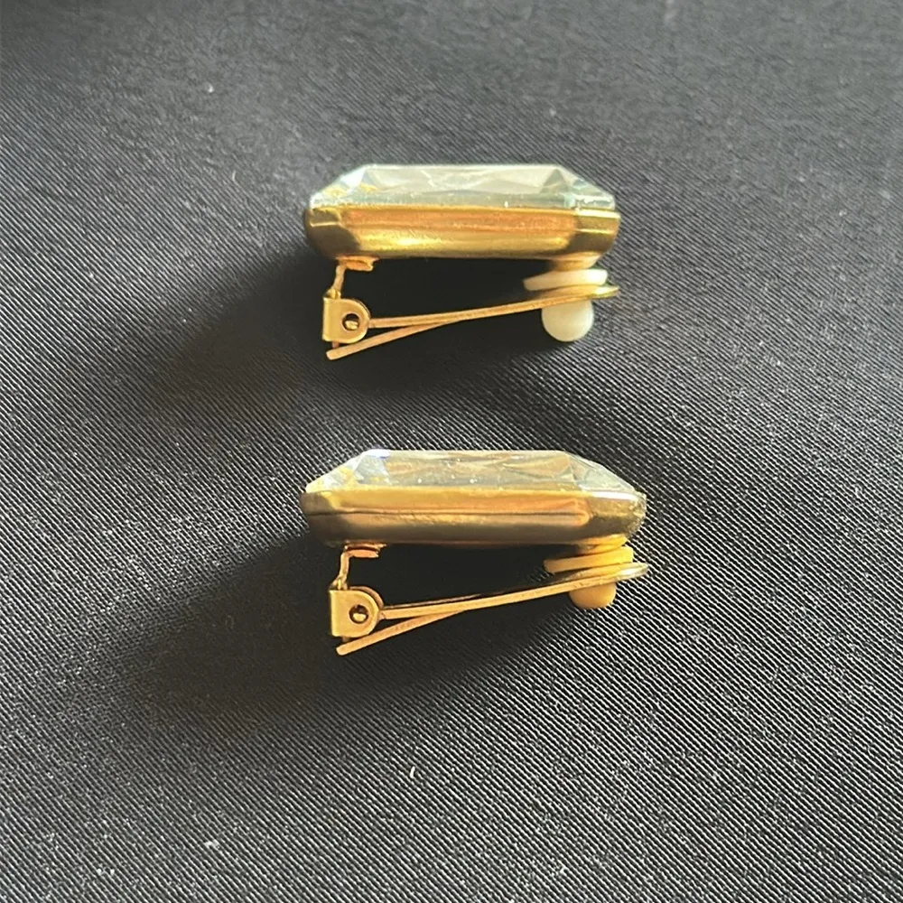 Vintage EUC light blue glass radiant cut clip earrings in goldtone setting - Image 5