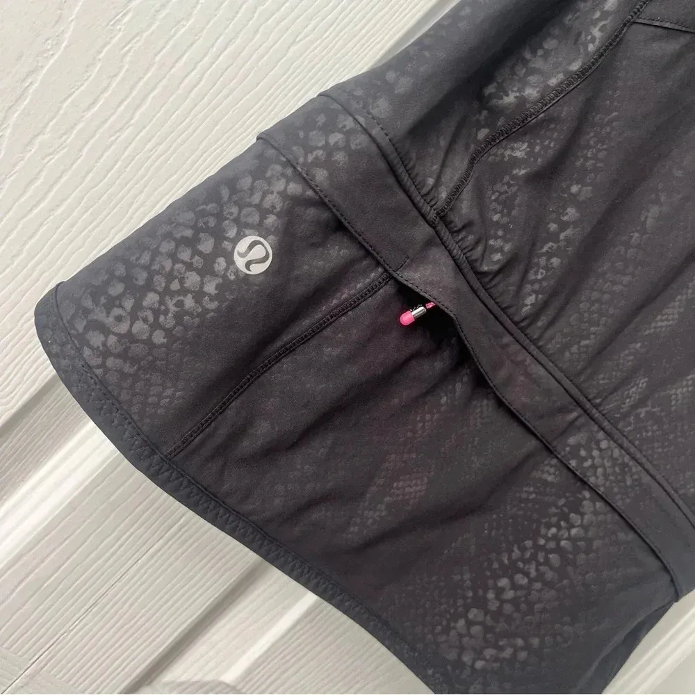 Lululemon Light Speed Reflective Vest Size 2 in Desert Snake Embossed Black NWT - Image 6