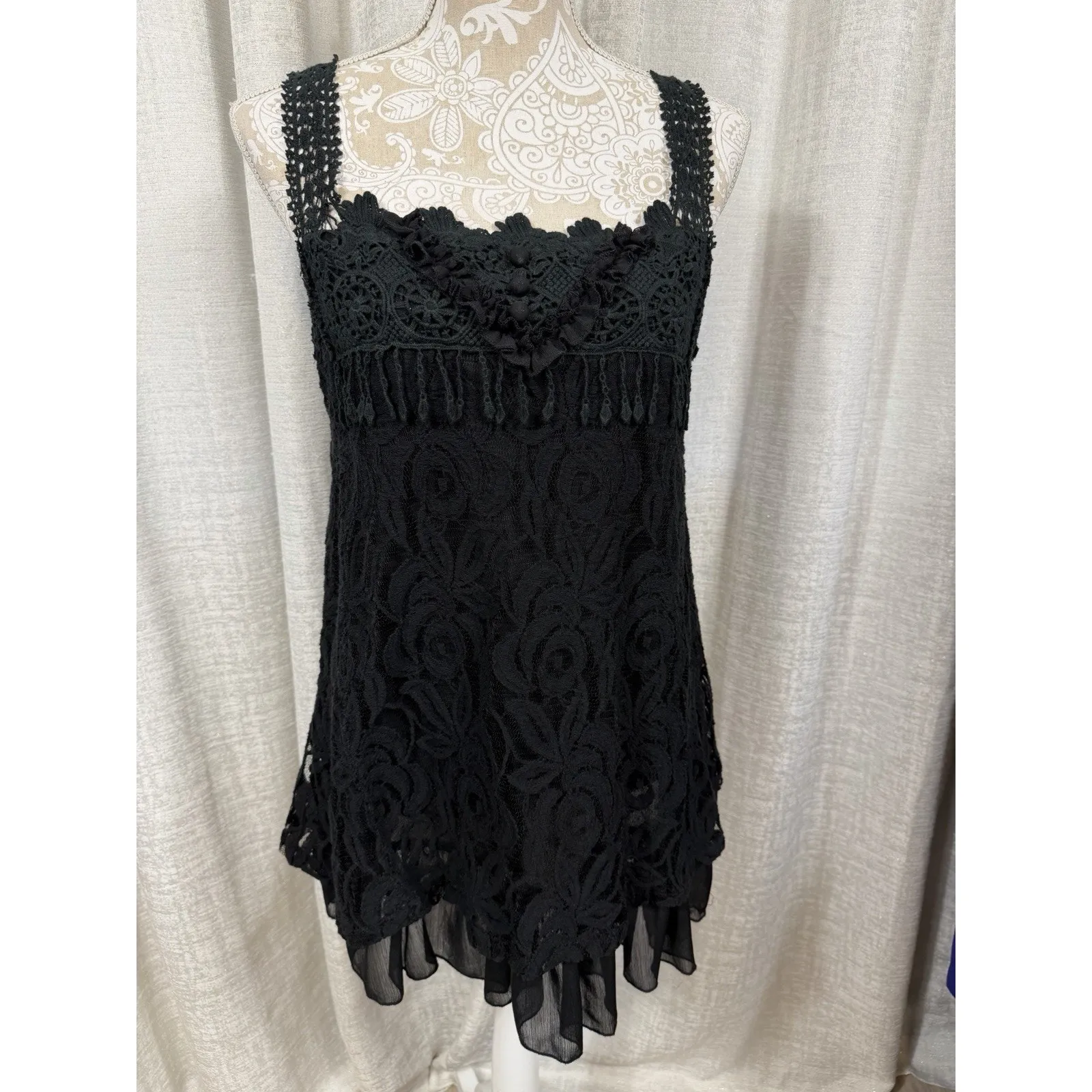 Pretty Angel Black Floral Lace Sleeveless Blouse with Chiffon Hem - Image 2