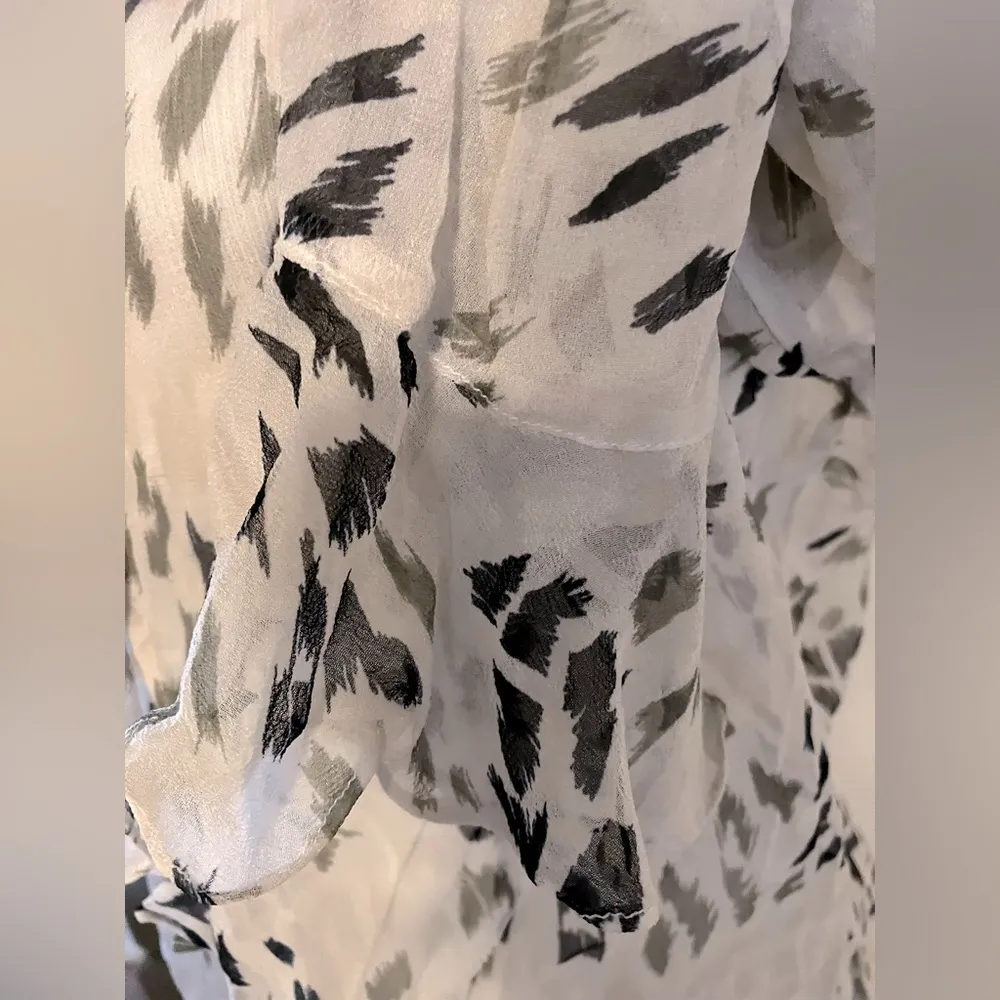 Anna and Frank Silk button up top with ruffles going down the front size: M White Size M - Image 7
