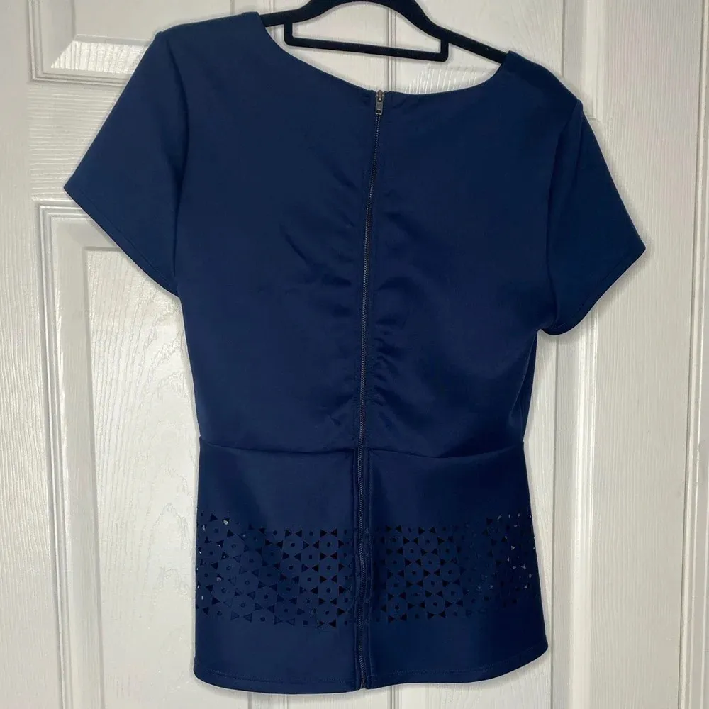ROMEO & JULIET COUTURE Blouse Size‎ S Womens Blue Peplum Short Sleeve Cut-Out - Image 2