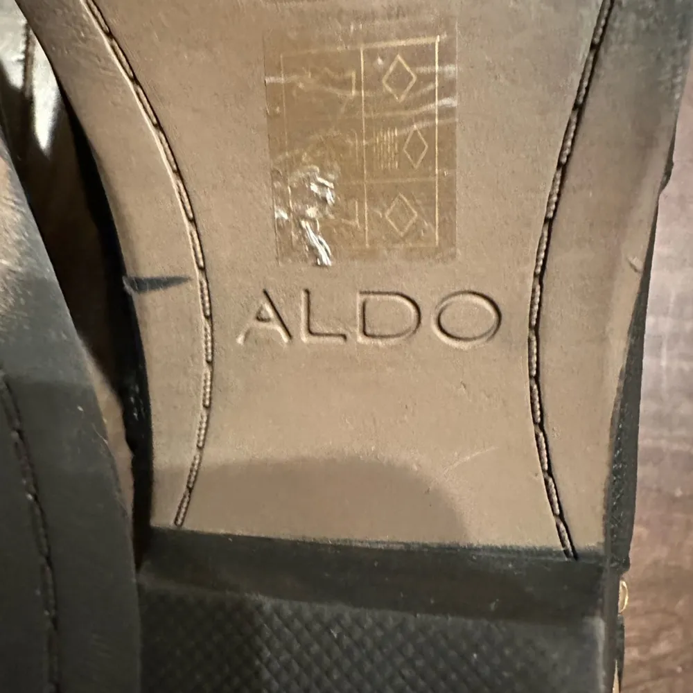 Black Vegan Leather Ankle Booties 3 Buckle Straps & Gold Hardware  Sz 8 - Image 8