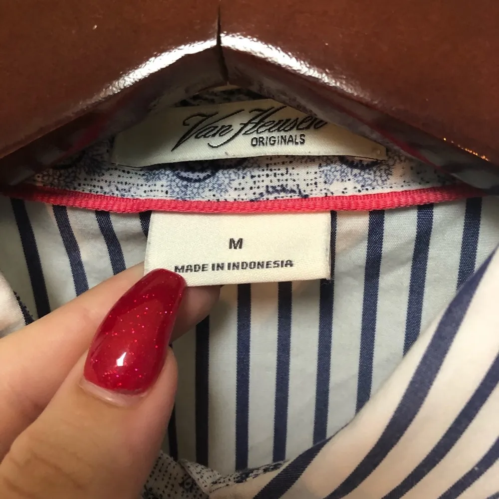 Van Heusen  Casual Button Down Size Medium - Image 6