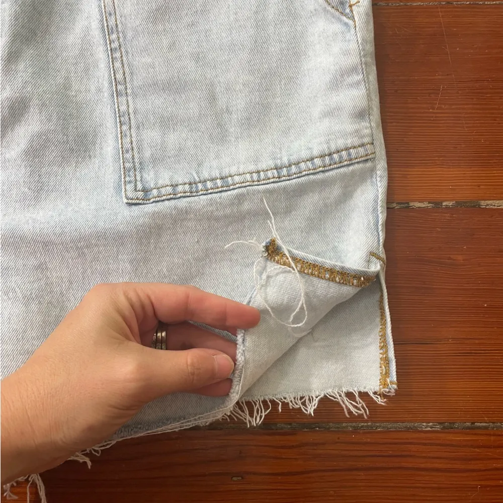 WeWoreWhat Light Wash Denim Slit Hem Raw Edge Overalls Shorts - Size Large - Image 11