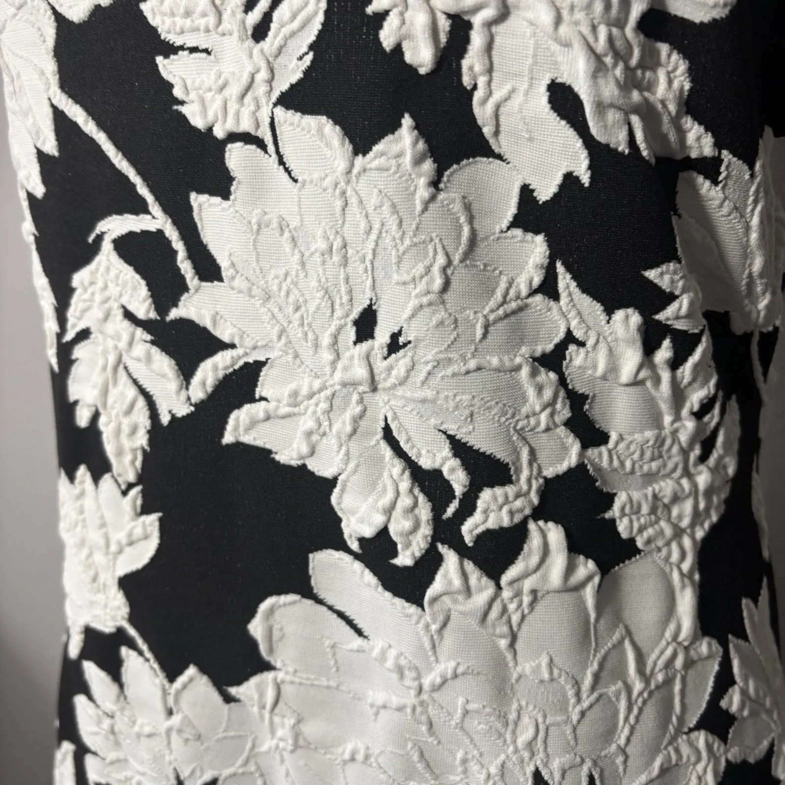 Cache Women’s Black & White Floral Sheath Cocktail Dress W/ Fish Net Design Sz 6 - Image 5