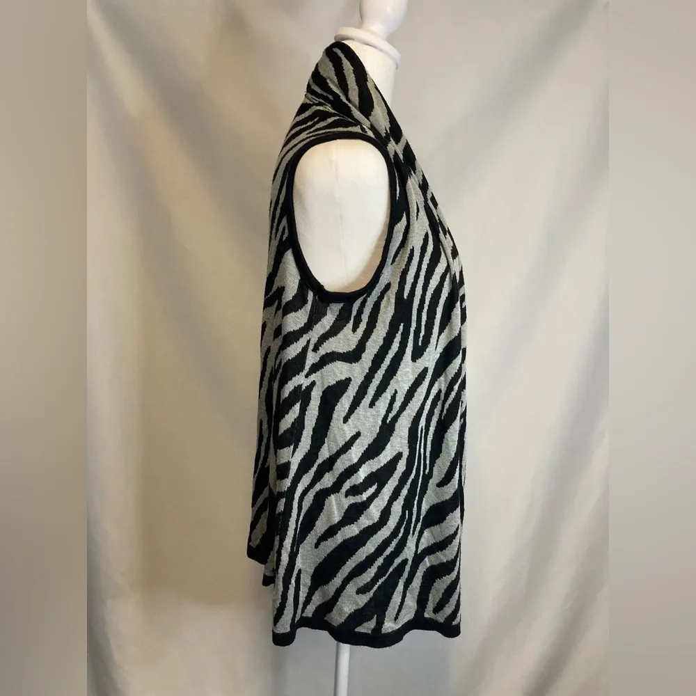 Art And Soul Black & White Zebra Print Cardigan Size Medium Sleeveless - Image 2