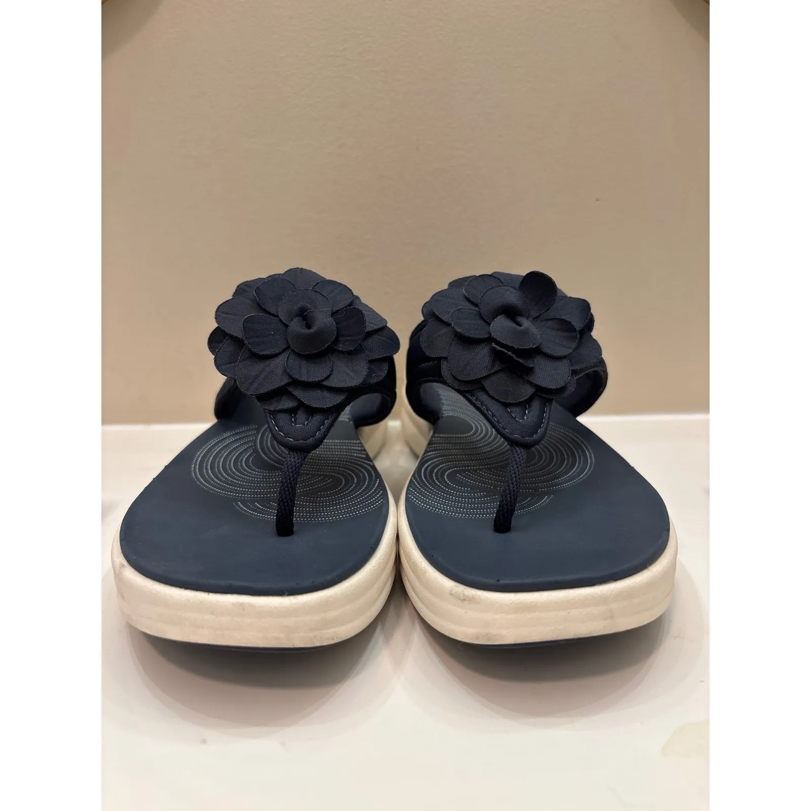 Clarks Cloudsteppers Women's US 8 Navy Blue Thong Flower Accent Sandals comfort‎ - Image 7