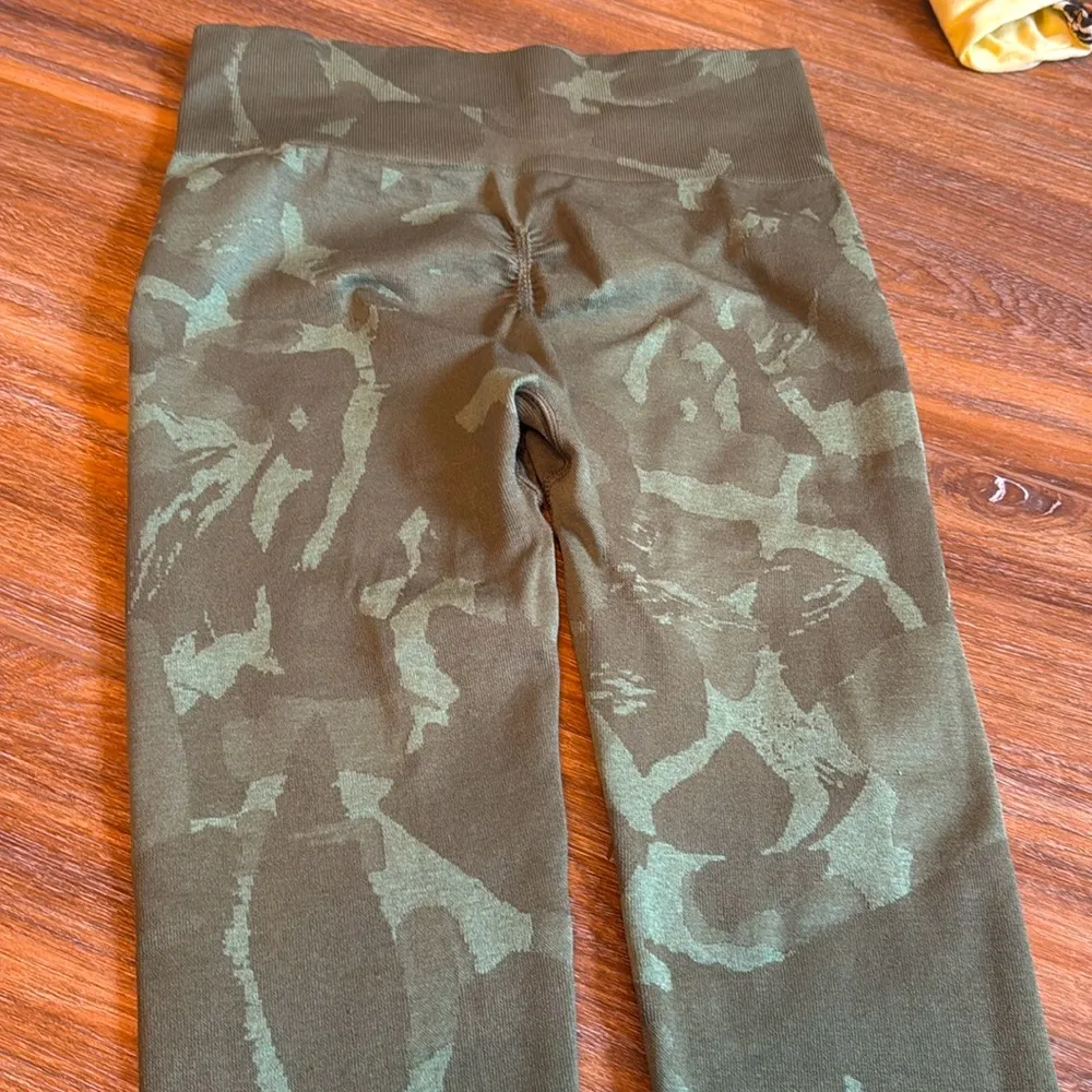 Gym shark Camo leggings with butt scrunch - Image 2