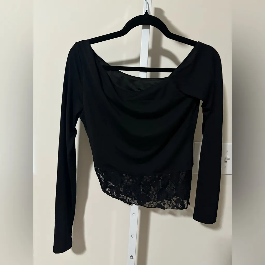 White Fox Boutique Black One-Shoulder Lace Top - Image 4
