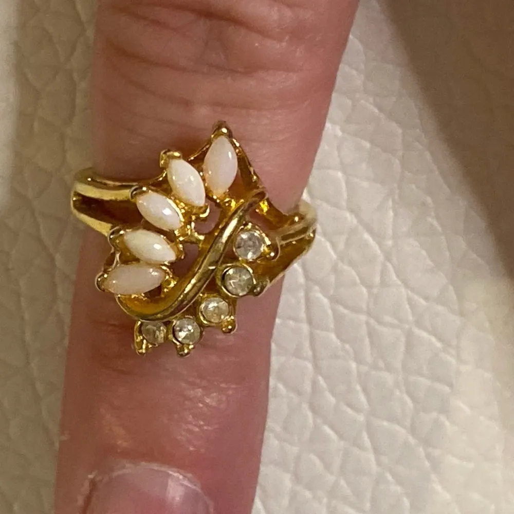 Vintage Uncas Faux Opal & Rhinestone Gold Tone Women's Ring Size 6 - Image 7