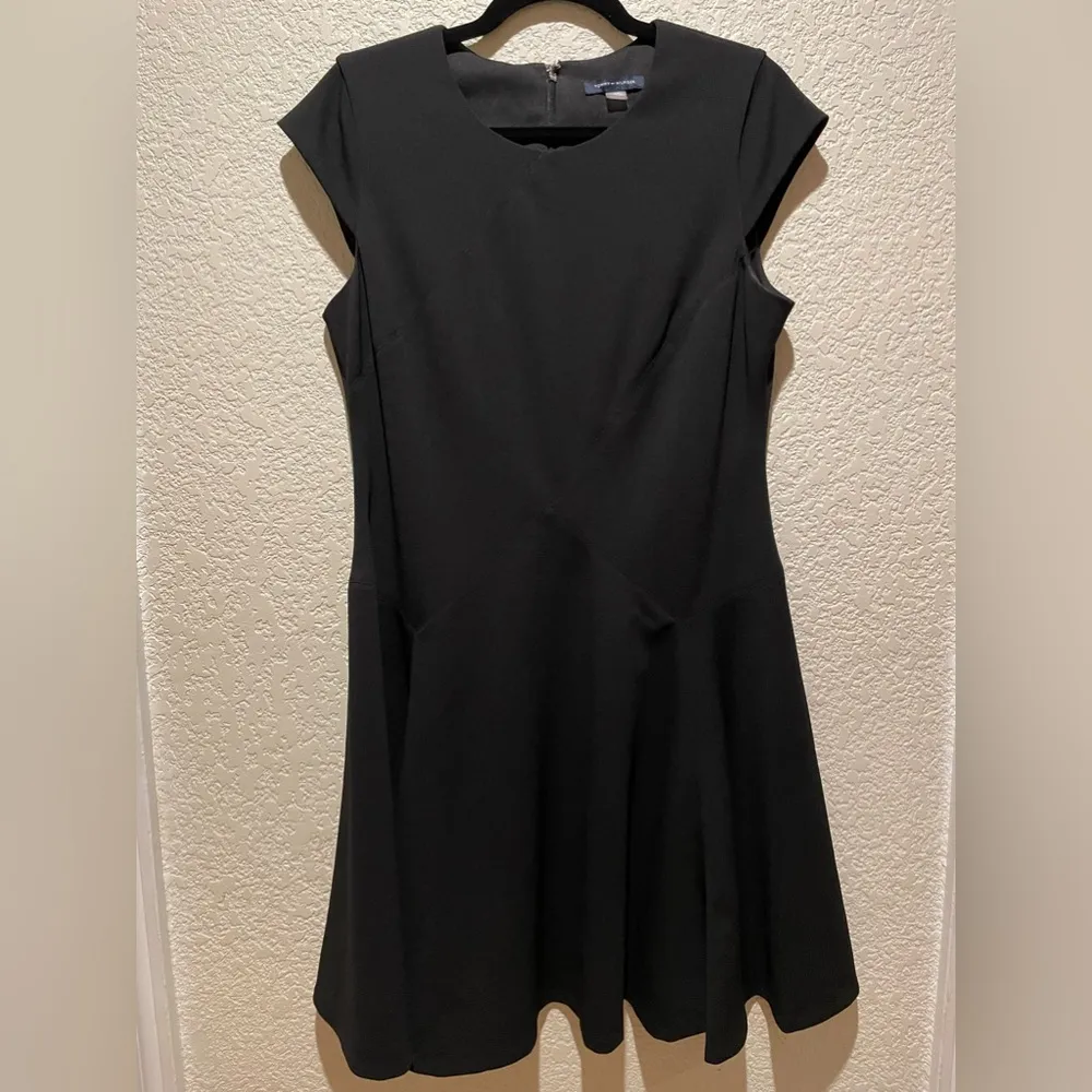 Tommy Hilfiger Black Flowy Dress Size 12 Pre-Owned - Image 5