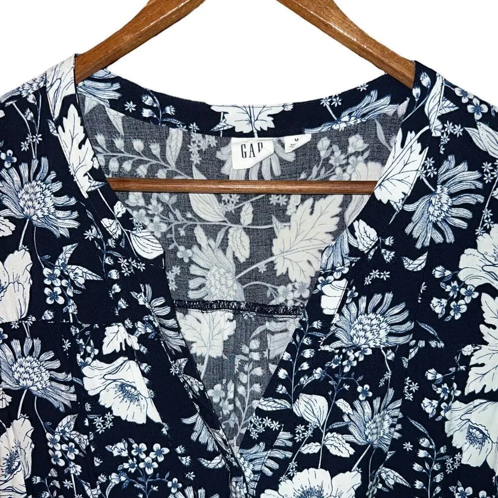 Gap blue and white floral sleeveless and v-neck spring/summer dress size medium - Image 3
