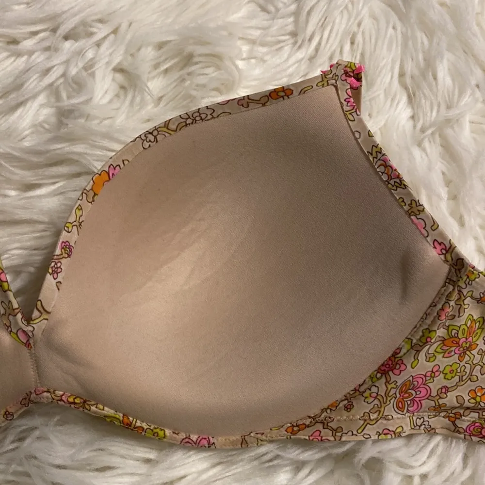 Victoria Secret Bra size 34DD it’s push up bra with adjustable strips - Image 8