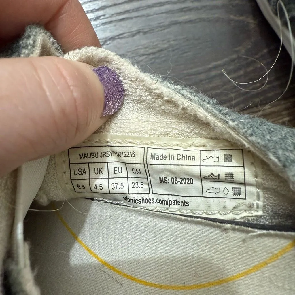 VIONIC Beach Women’s 6.5 Malibu Slip On Sneakers - Image 4