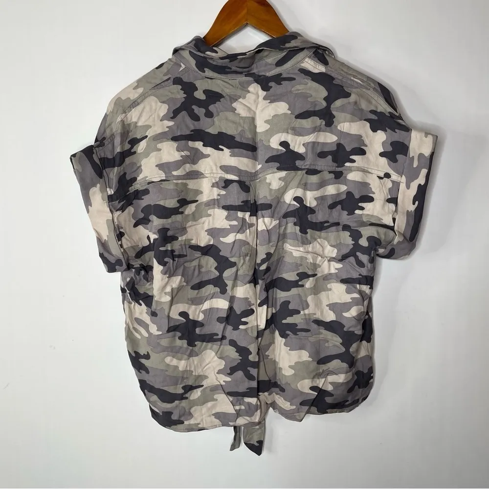 Fate Camo Button Down Top Size Small - Image 3