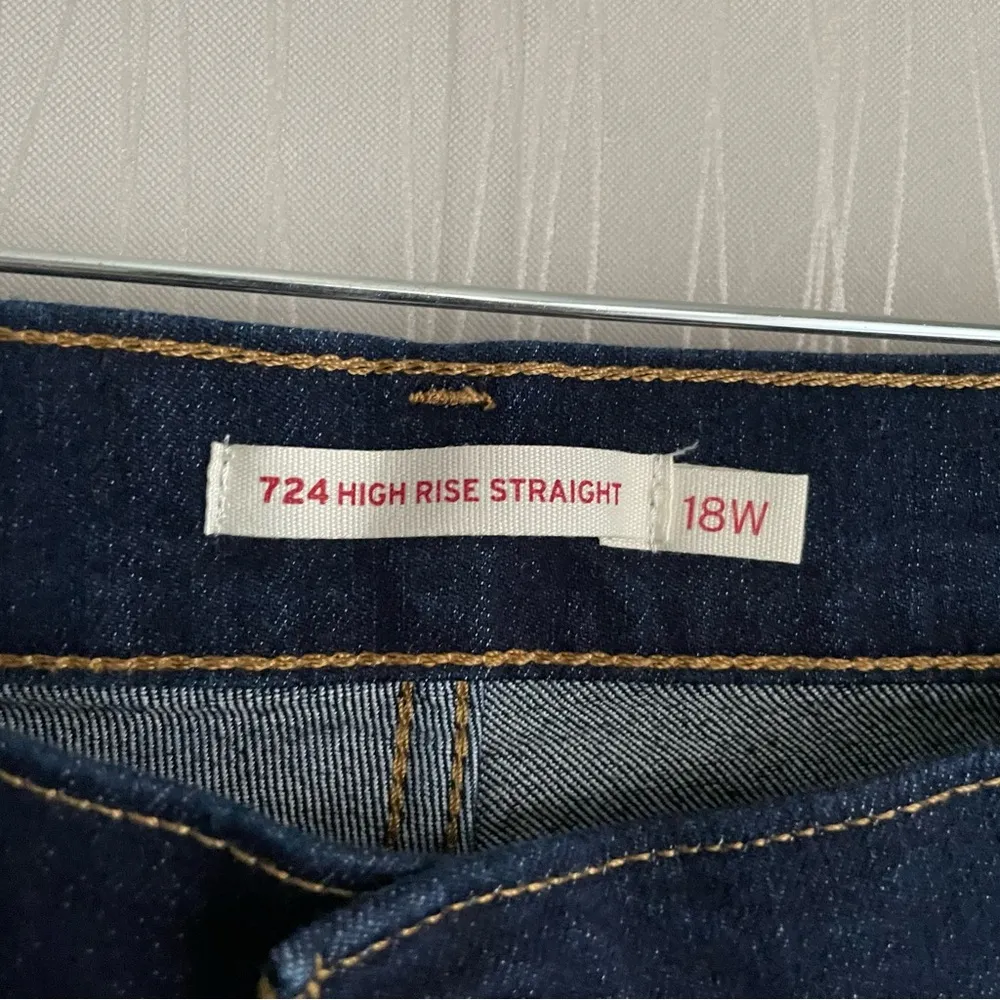 Levi’s Women's Plus Size 724 High-Rise Straight Jeans Size 18W Short Dark Wash - Image 7