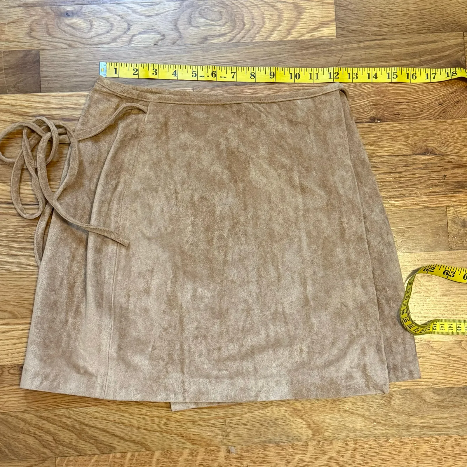 Blank NYC Women’s 25 Tan Faux Suede Lined Wrap Mini Skirt Cabin Moto Biker - Image 2