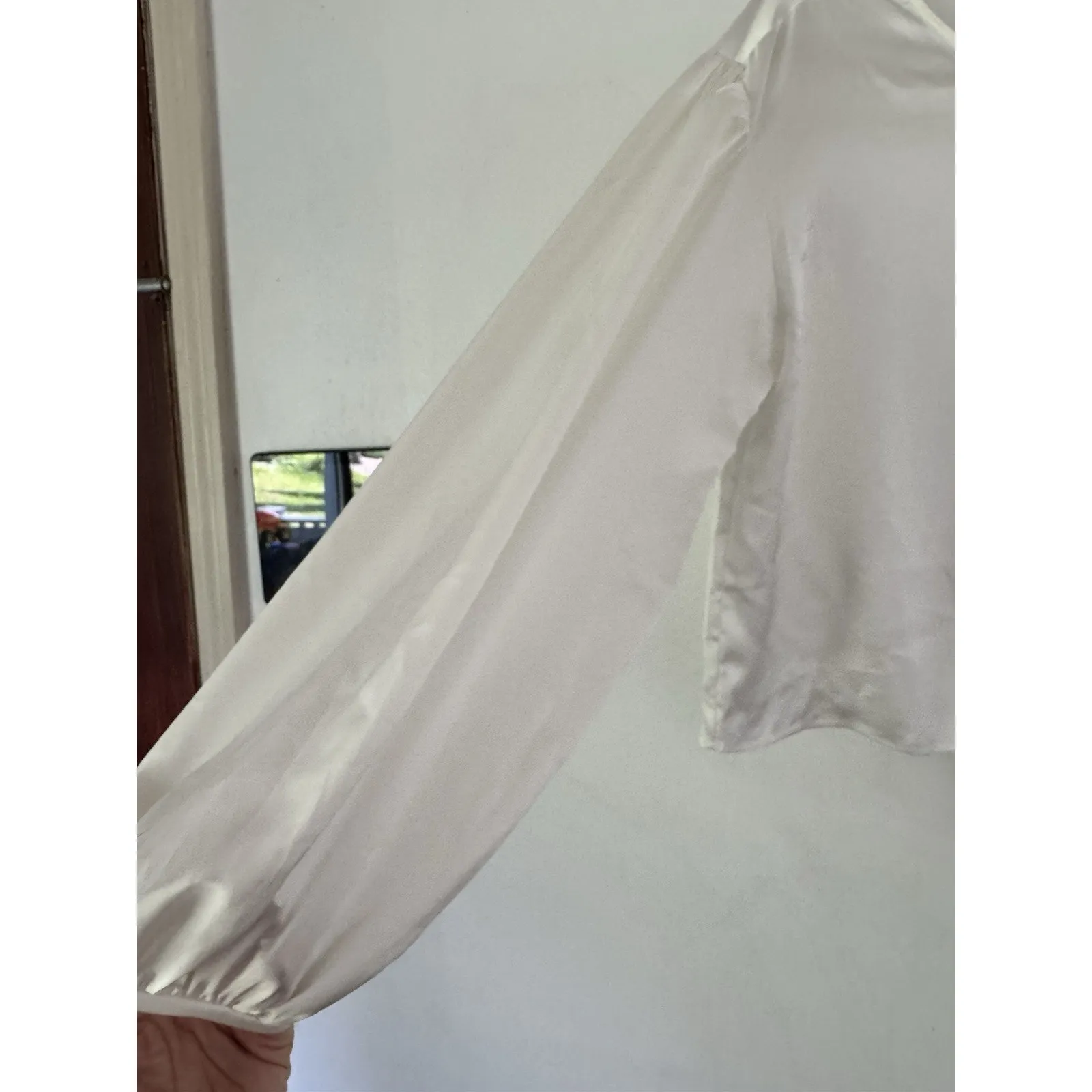 NWT Frame Cropped Volume Sleeve Blouse Button Cream Satin Womens Size Medium - Image 6
