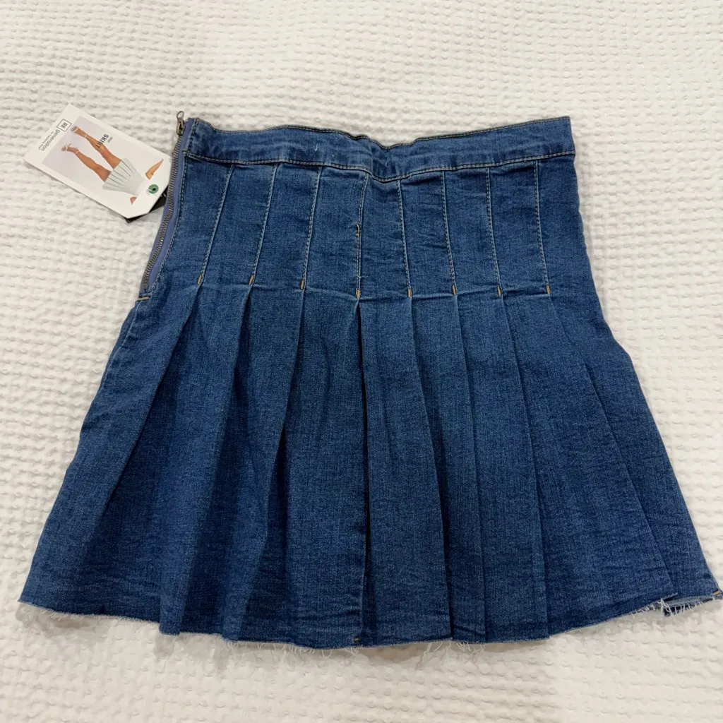 Celebrity Pink Blue Pleated Mini Skirt - Image 2