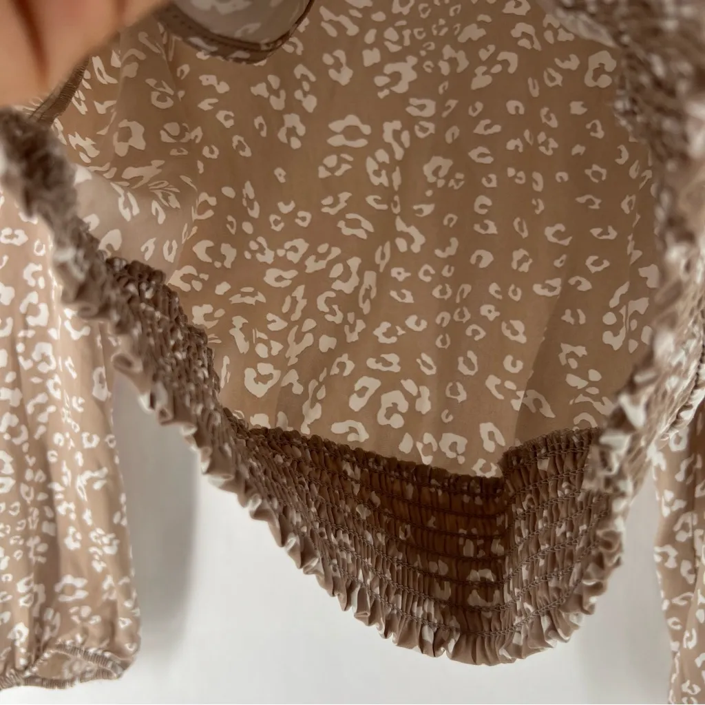 Olive And Oak Tan White Leopard Print Smocked Hem‎ Faux Wrap V-Neck Top Size S - Image 7
