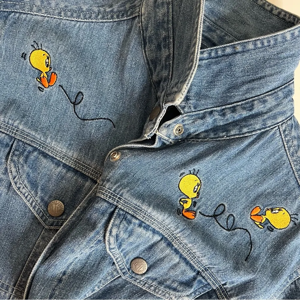 WARNER BROS Looney Tunes Tweety Jean Shirt Blue Denim Embroidered Size Medium - Image 6