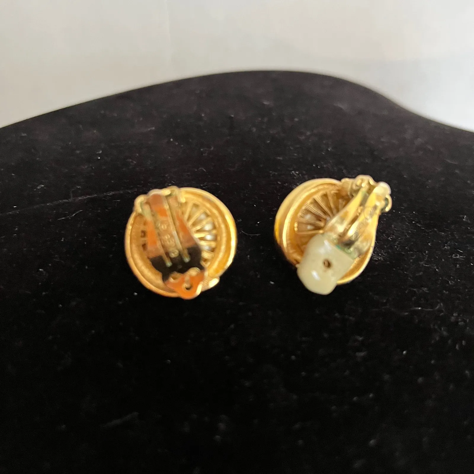 Vintae Ciner Cabachon Pearl Clip On Earrings Gold Signed Classic Glam Old Money - Image 8