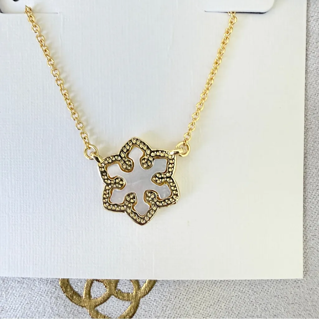 Kendra Scott Snowflake Gold Short
Pendant Necklace - Image 4