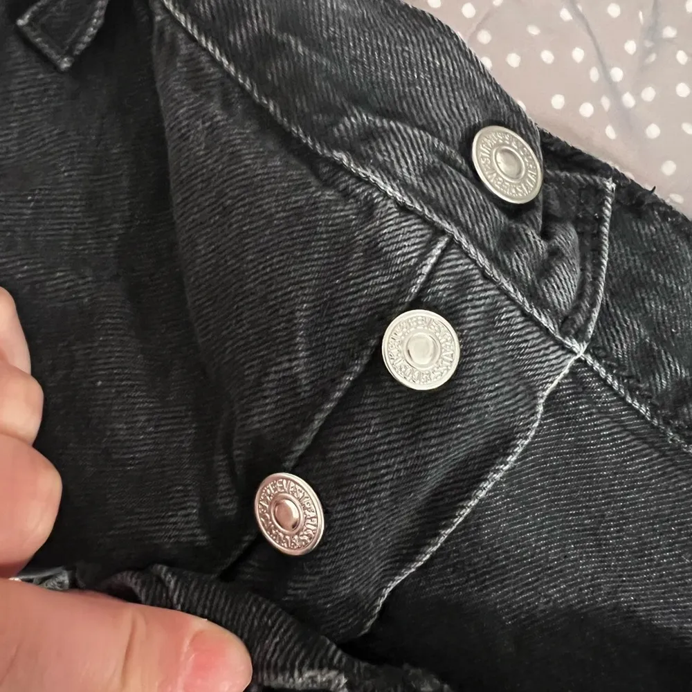 LEVIS 501 High Waist Distressed Mini Black Jean Shorts Sz 33 - Image 5