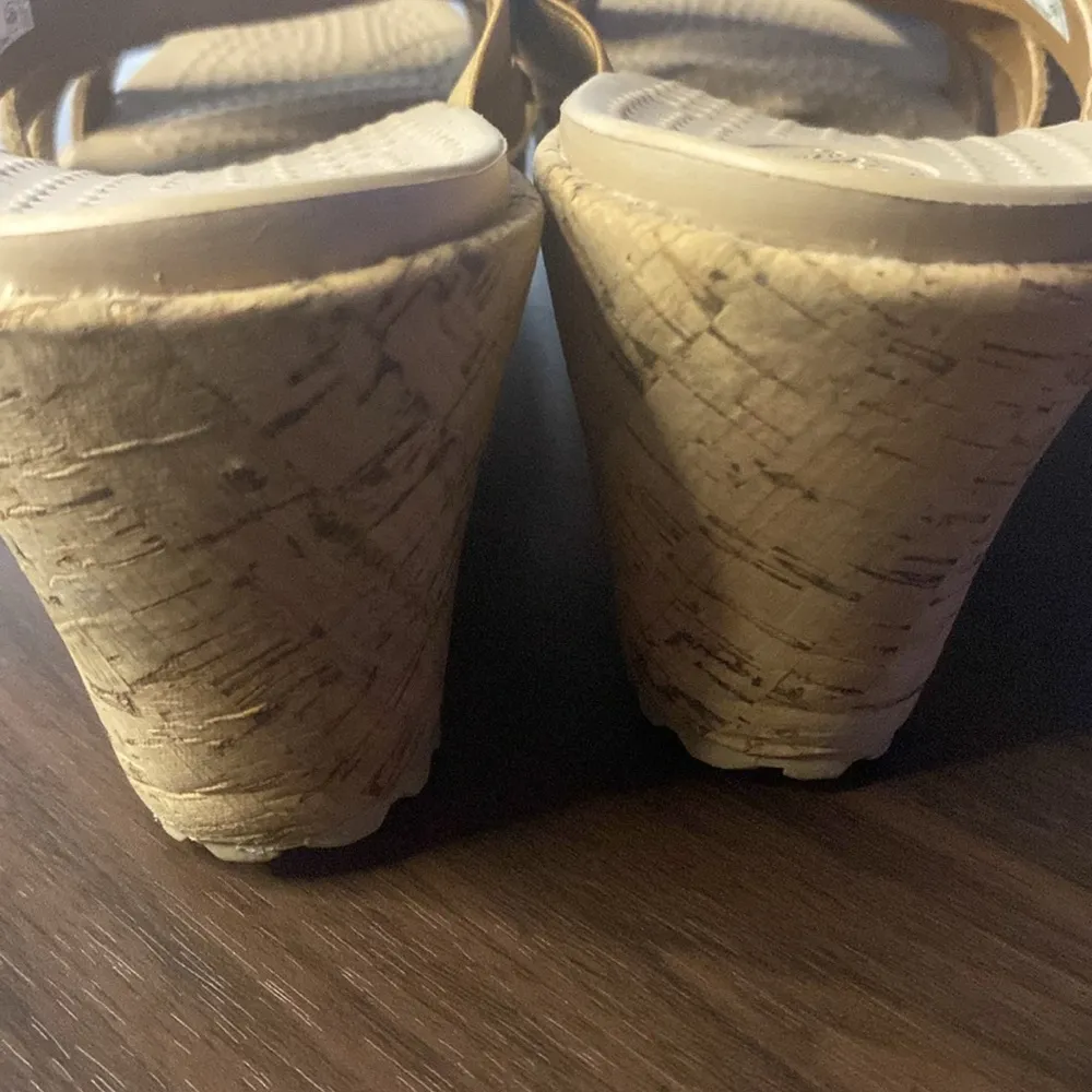 CROCS A-Leigh Women’s Size 11 Snake Pattern Sandals Wedge Leigh Crocs 202040 - Image 4