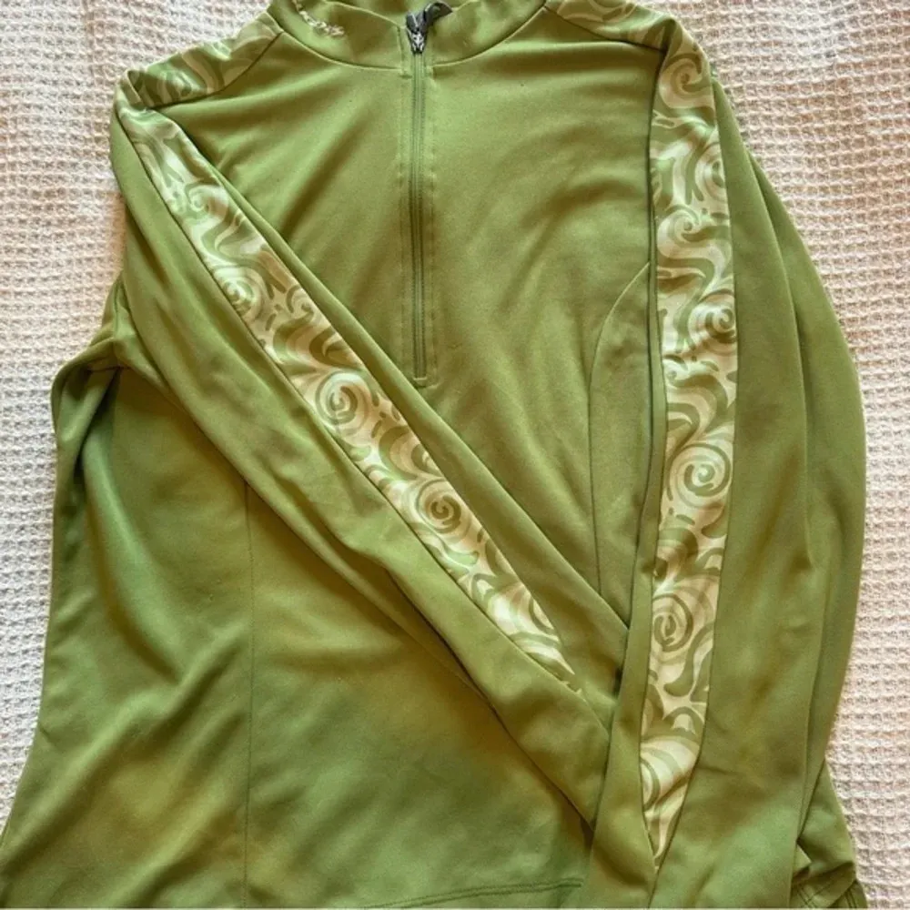 Sugoi Women’s Cycling Pullover Medium 1/4th zip green - Image 2