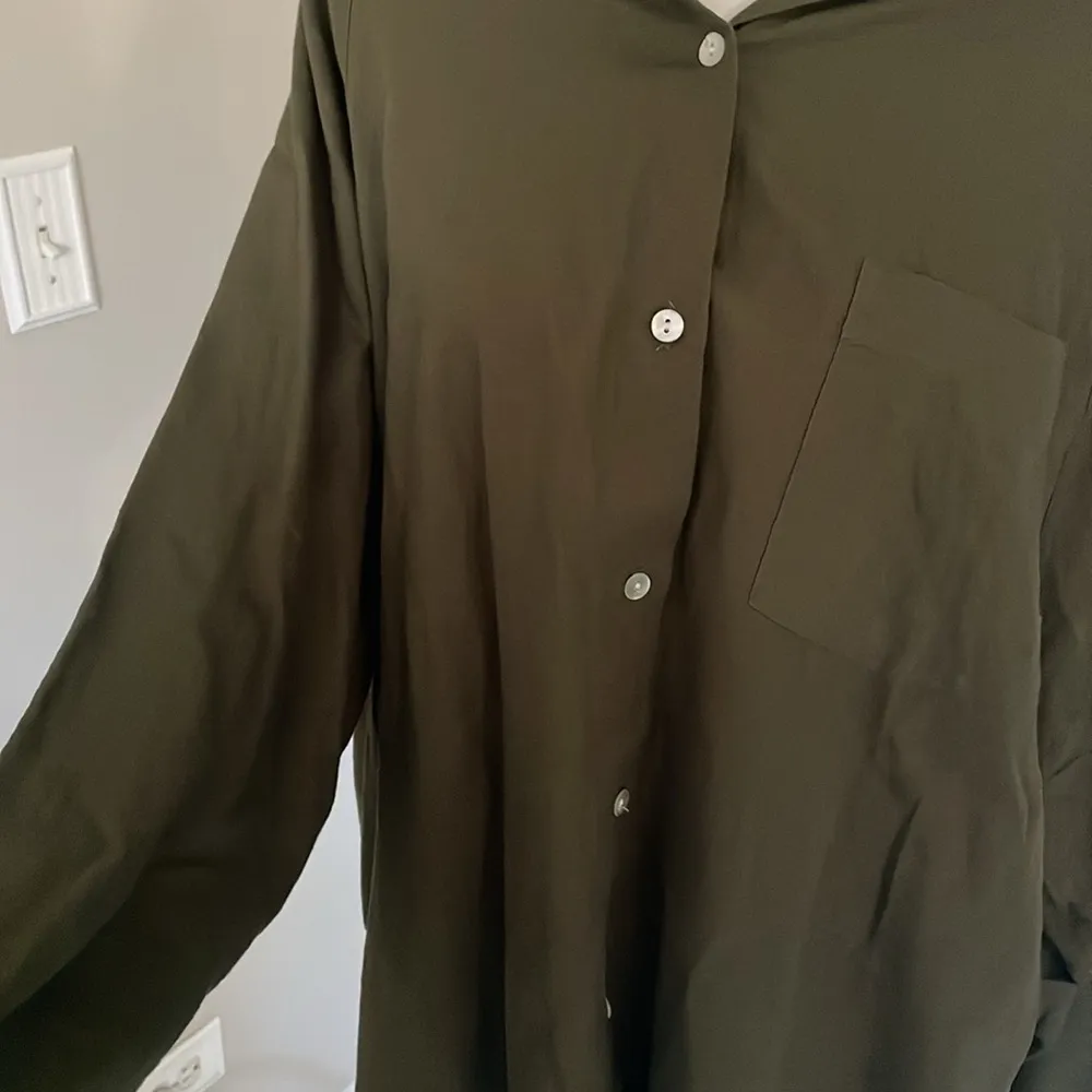 Pretty Aritzia Wilfred Free Army Green Long Sleeve Button Up Shirt - Image 5