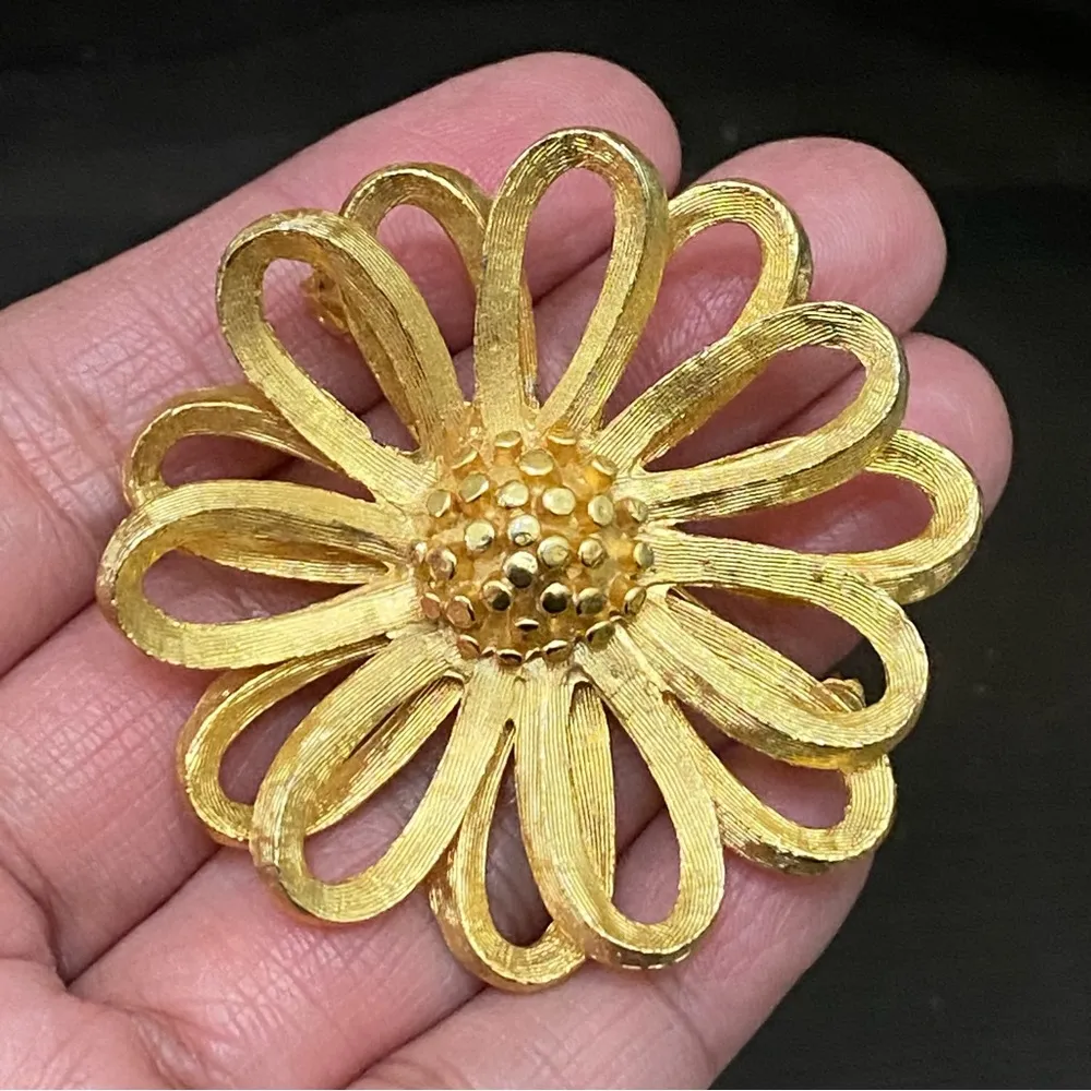 Vintage BSK Signed Brushed Gold 3D Flower Daisy Brooch - Image 2