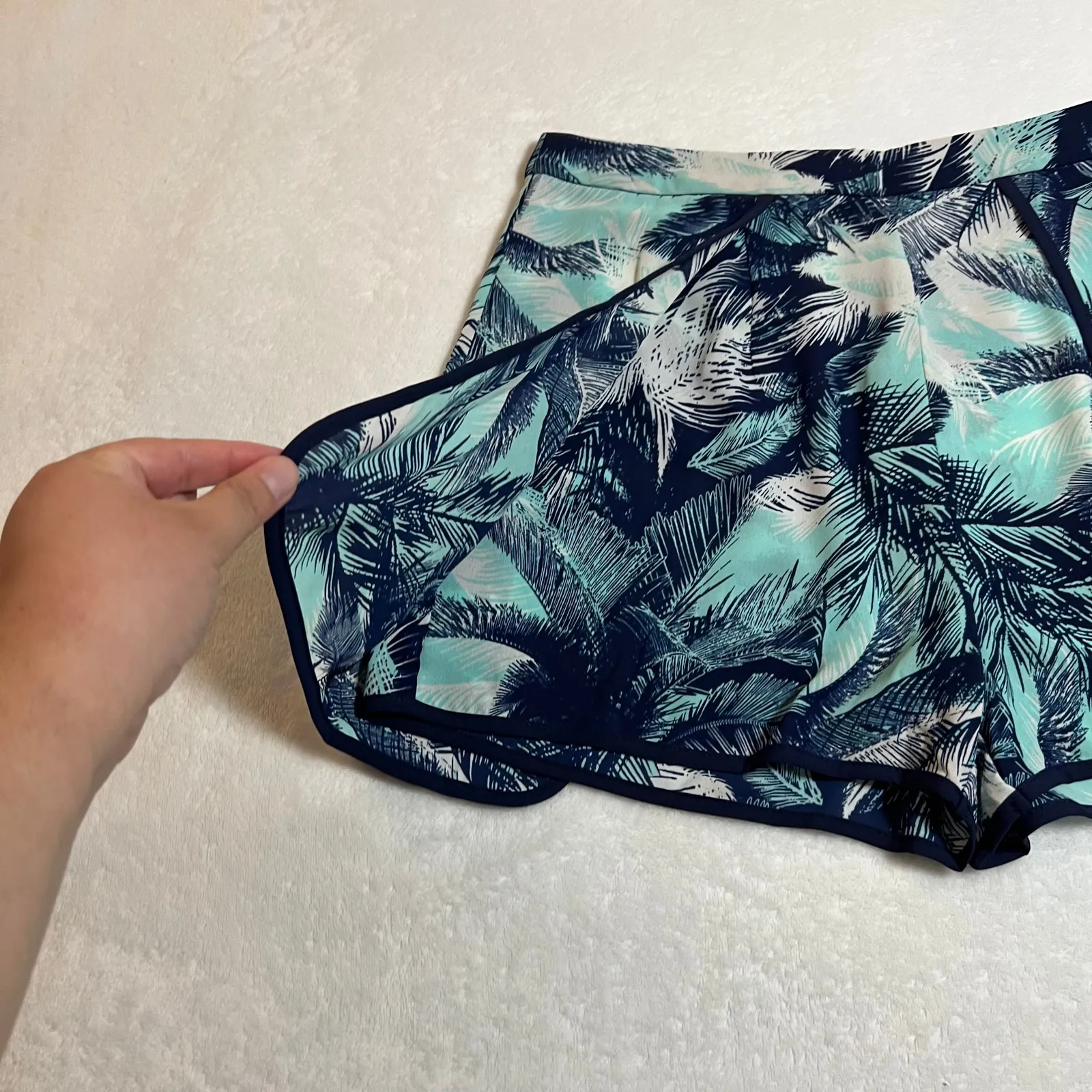 Women's Tropical Print Shorts Size Small Vacation Resort Multicolor Festival Blue - Image 3