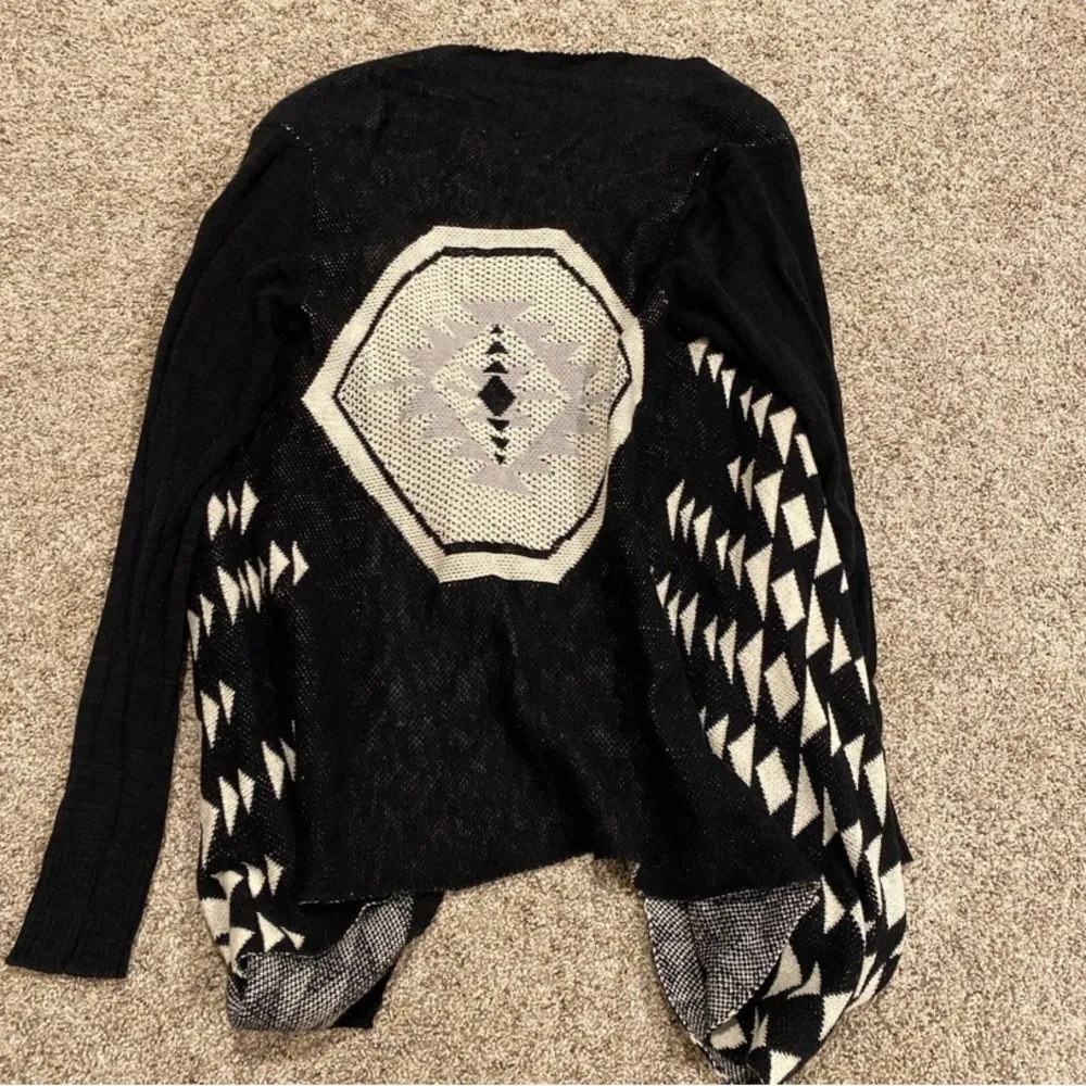 Mossimo size xl black and white geometric cardigan with a grunge vibe - Image 2