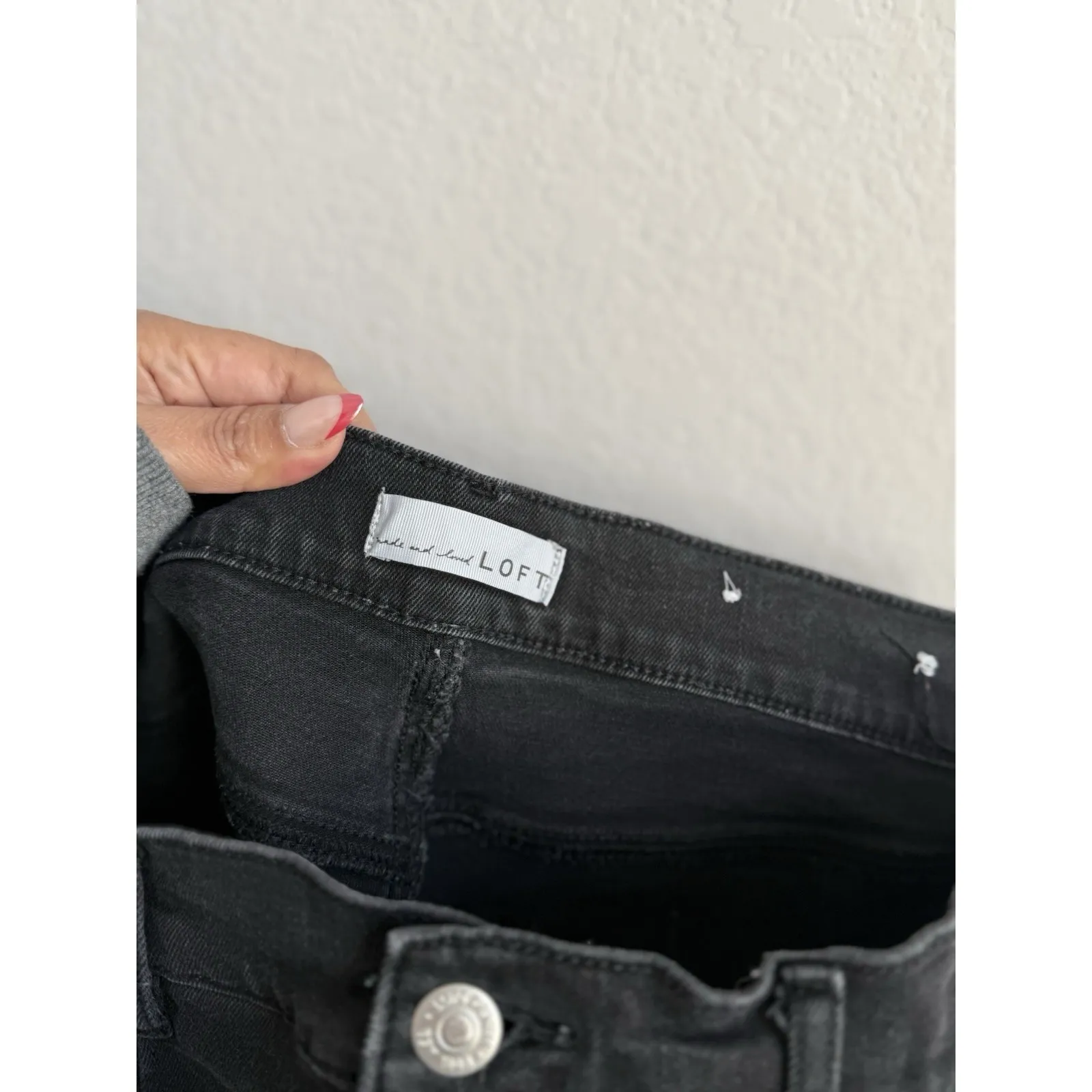 LOFT The Kick Crop Jeans Black Wash Womens Size 31/12 Front Seam Raw Hem Cutoff - Image 4