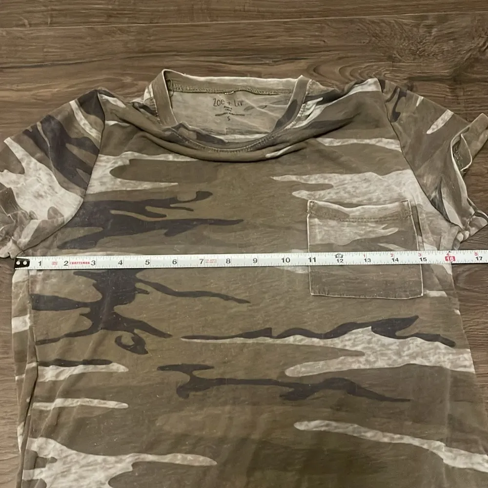 Zoe+Liv Green Camouflage Short Sleeve T-Shirt w/ Pocket, Size Small - Image 3