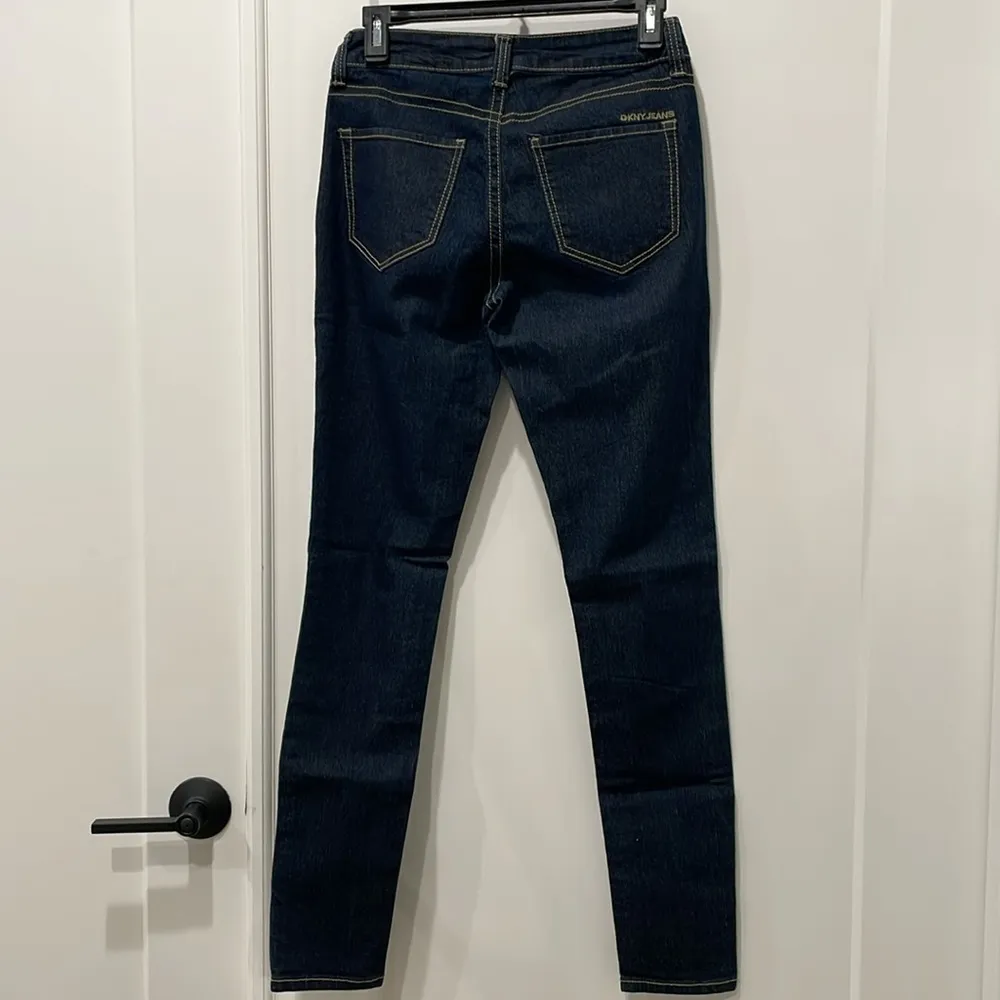 DKNY 26x30 womens skinny jeans dark wash bluish grey LIKE NEW - Image 6