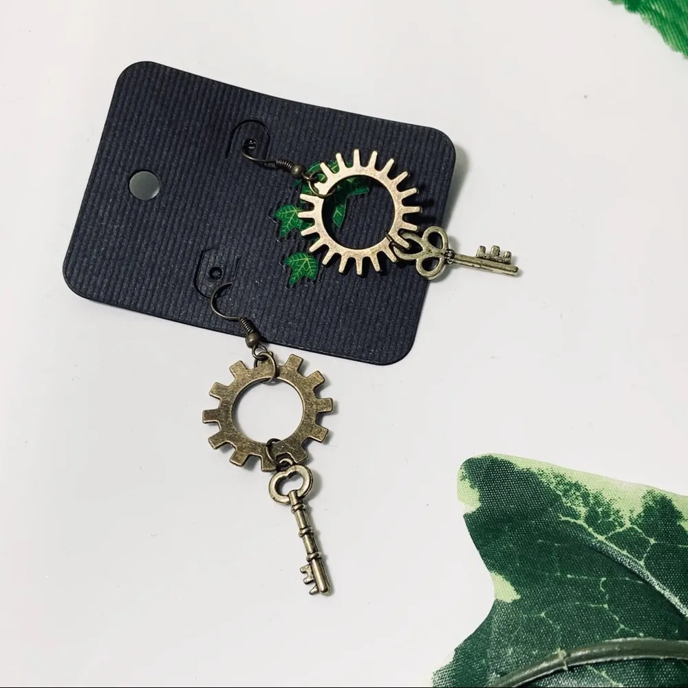 Steampunk Gear Key Earrings New - Image 2