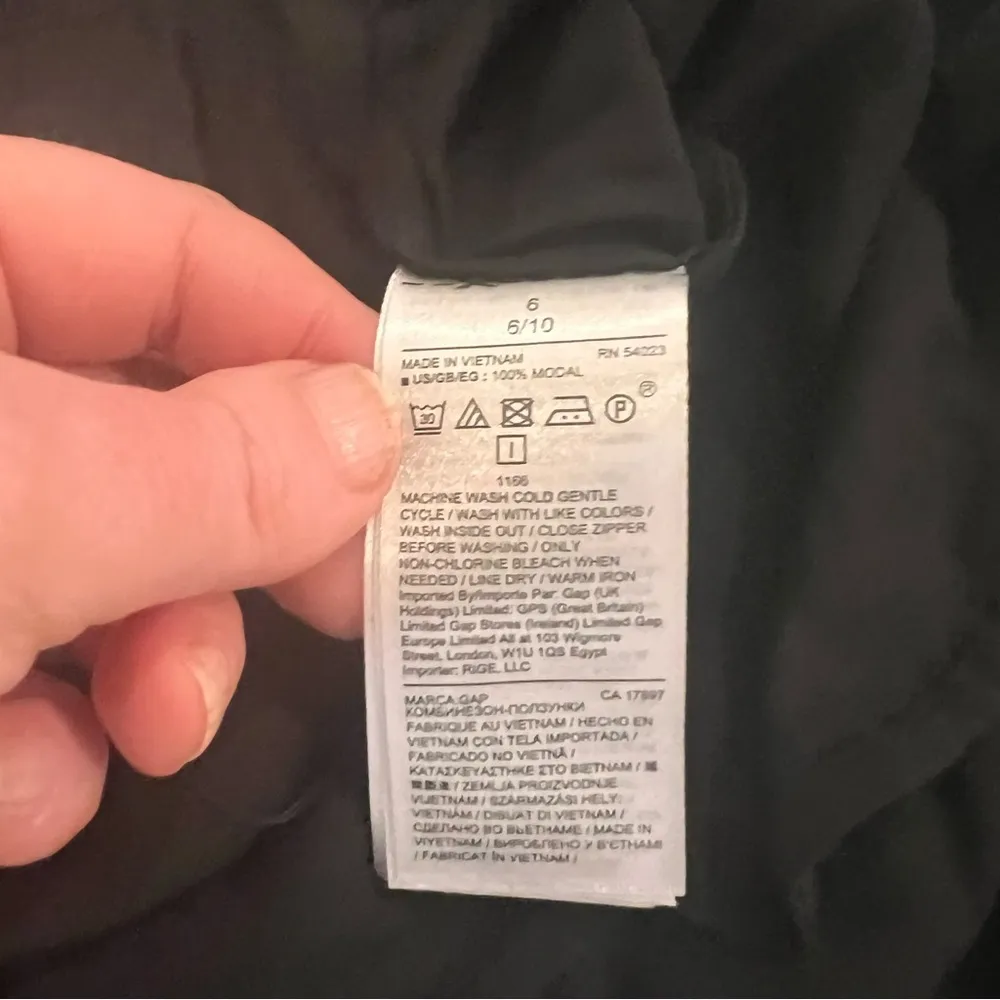 GAP Black Jumpsuit Elegant Versatile Design - Image 8