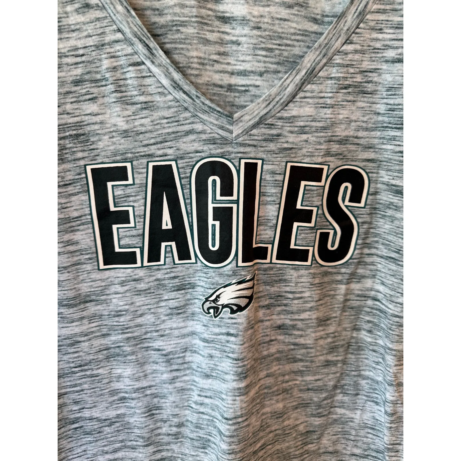NFL Team Apparel Eagles Graphic Print Tee Shirt V-Neck Heather Gray Women Large - Image 4