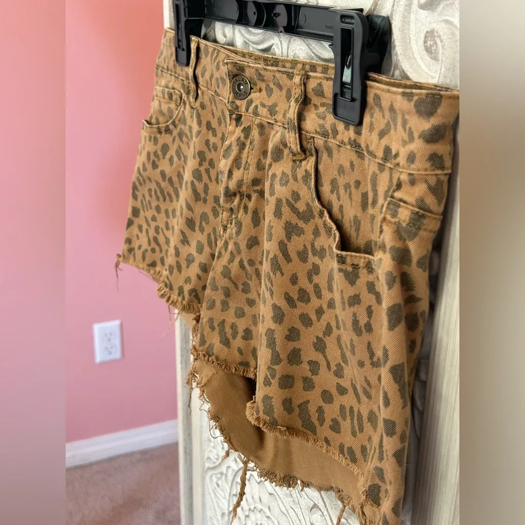 Brown and black worn in look with raw hem classic Versatile leopard shorts 9 Tan Size undefined - Image 3