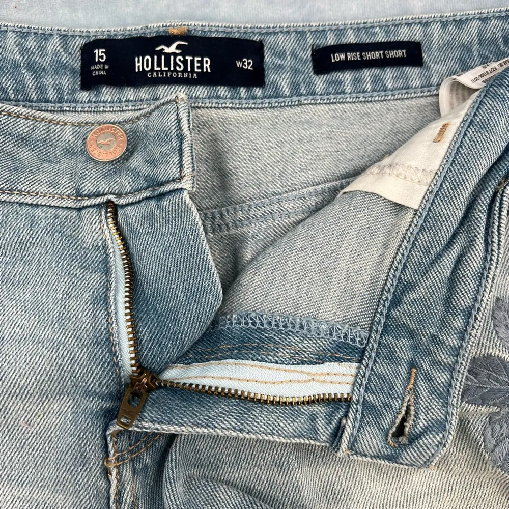 Hollister Co. Low Rise Short Short Embroidered Denim 15/32 - Image 5