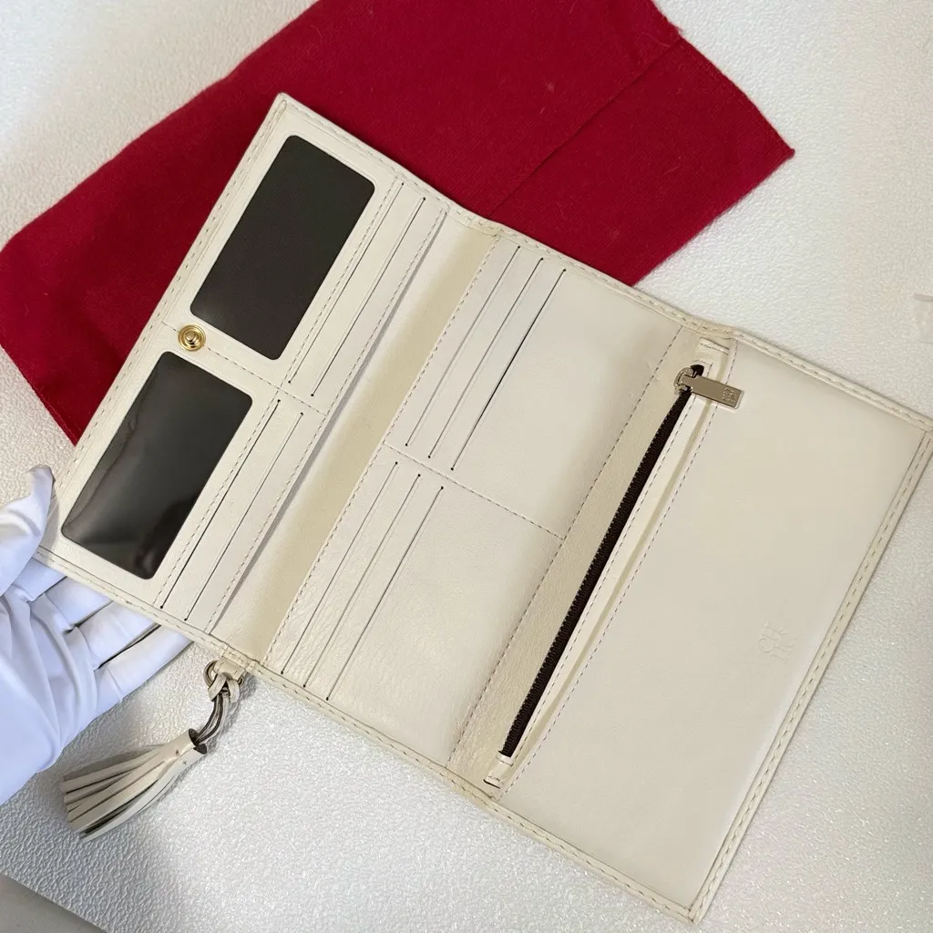 NWOT Carolina Herrera White Leather CHCH handcrafted with removable coin wallet - Image 6