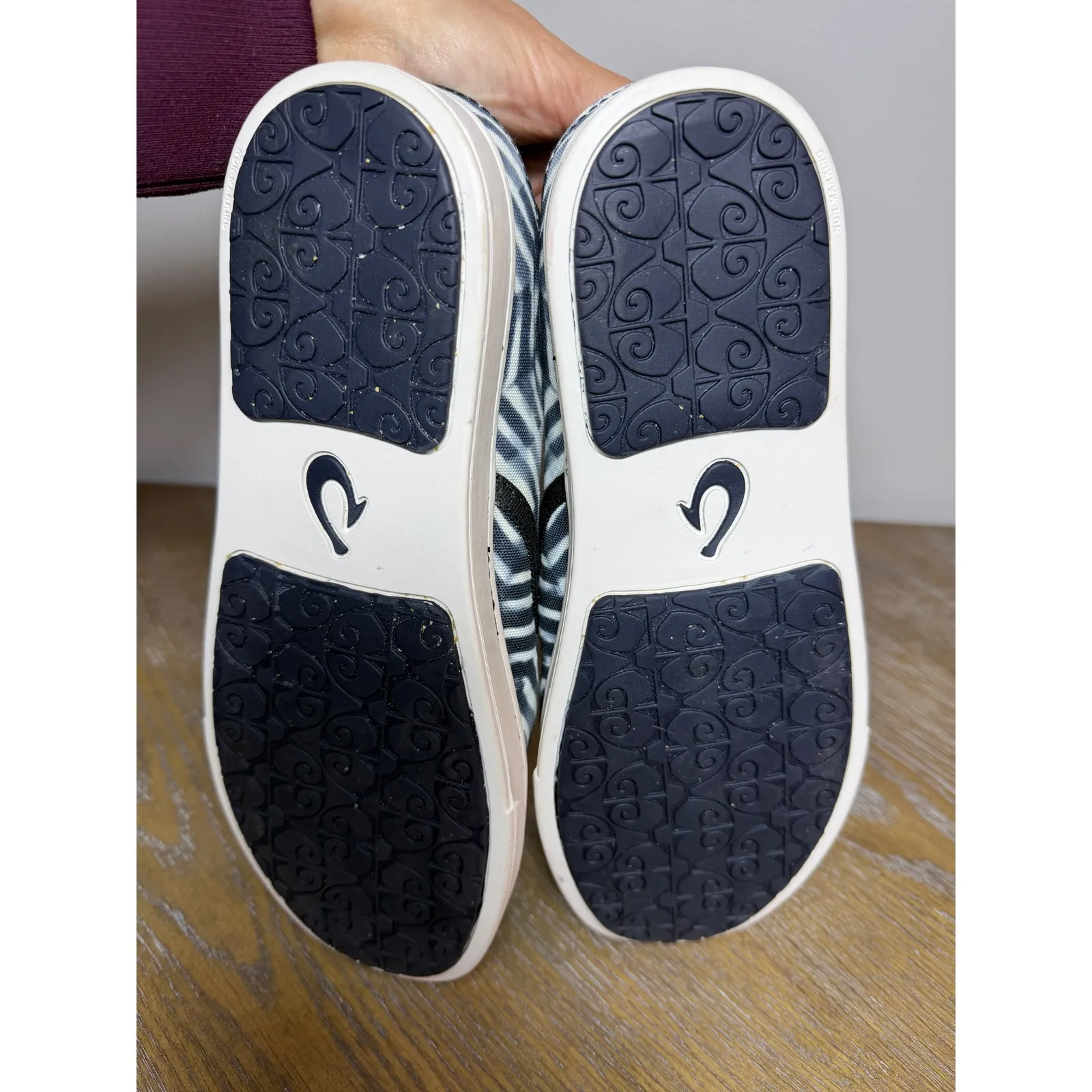 OluKai Pehuea Pa'i Women's Slip On Shoes Size 9 White Zigzag print indigo blue - Image 6