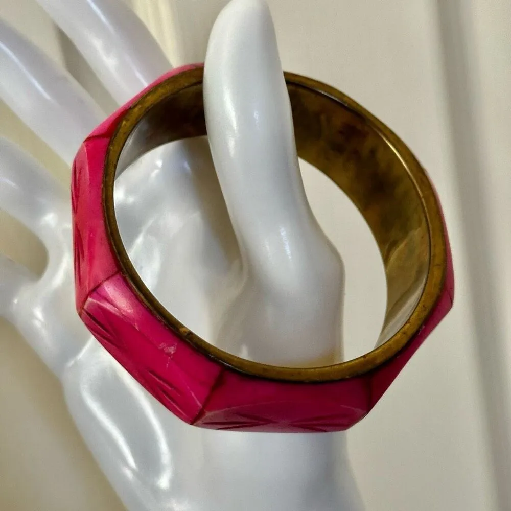 Pink carved brass bangle bracelet - Image 7