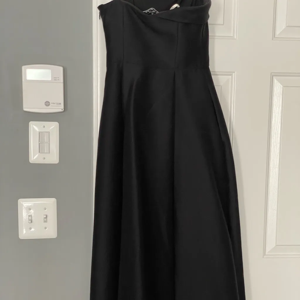 Halston Heritage  Formal Gown, size 0, worn once, black/white - Image 4