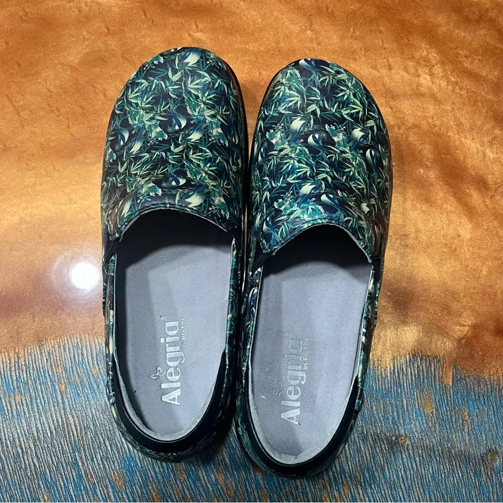 Alegria Kelly leather clogs Bamboo green tropical plants and birds size 9 - Image 5
