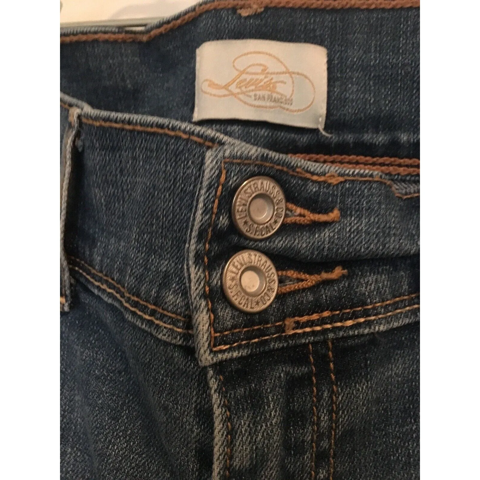 Levi's 515 Women's Size 6 Blue Denim Bermuda Cuffed Jean Shorts with Pockets - Image 3